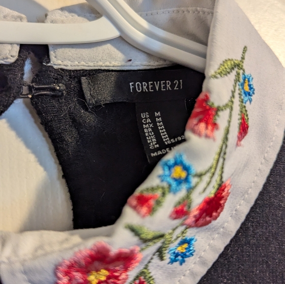 Forever 21 Black Top with Floral Embroidery Peter Pan Collar Size Medium - Picture 4 of 4